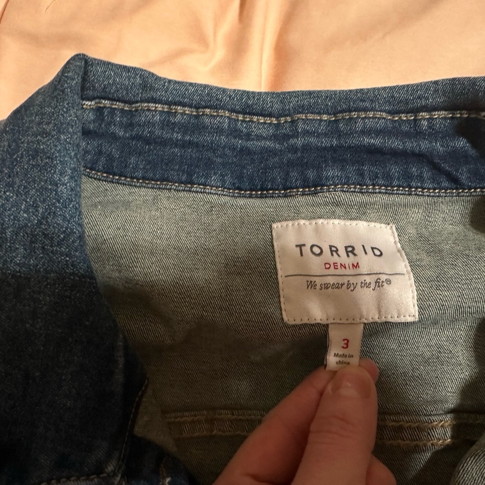 Torrid Denim Women's Classic Blue Jean Jacket - Picture 4 of 4
